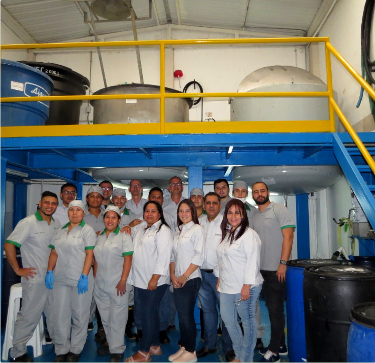 Equipo Indusquim en planta de producción